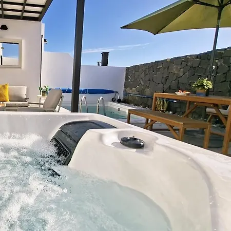 Oasis With Heated Pool, Jacuzzi, And Comfort Villa