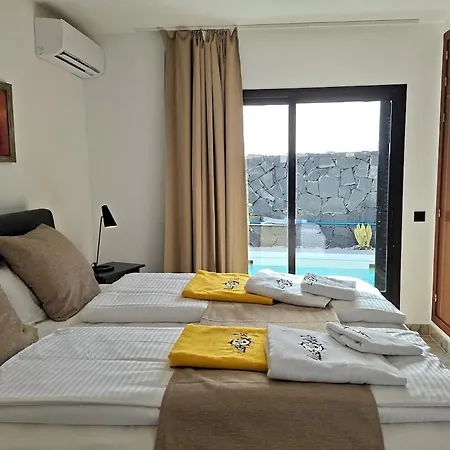 Oasis With Heated Pool, Jacuzzi, And Comfort Villa