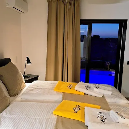 Villa Oasis With Heated Pool, Jacuzzi, And Comfort